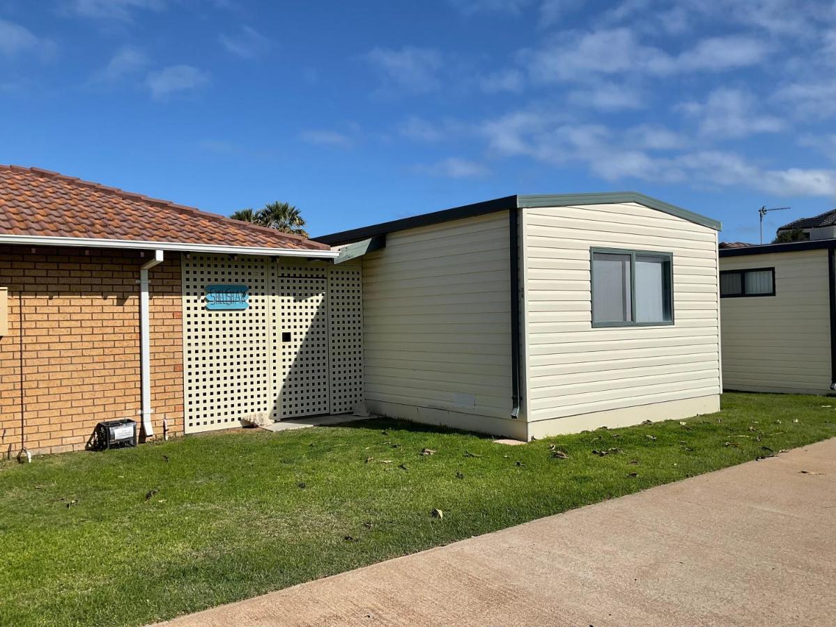 Leander Reef Holiday Park Hotel Port Denison Exterior photo