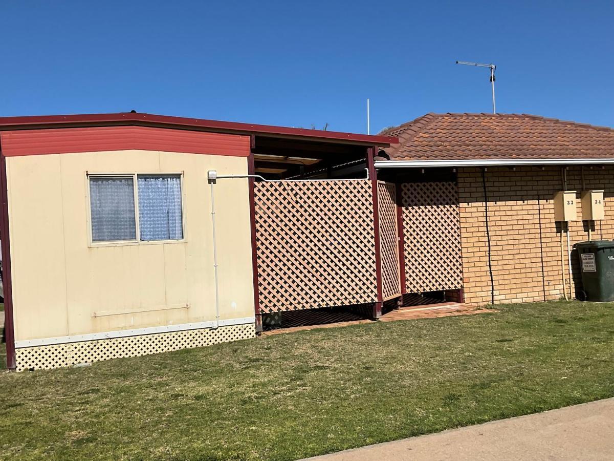 Leander Reef Holiday Park Hotel Port Denison Exterior photo