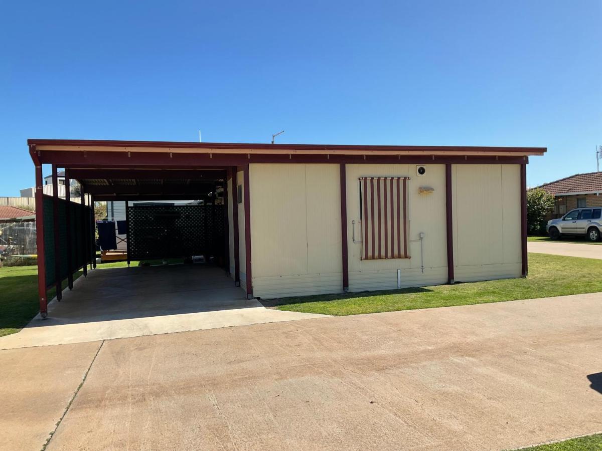 Leander Reef Holiday Park Hotel Port Denison Exterior photo