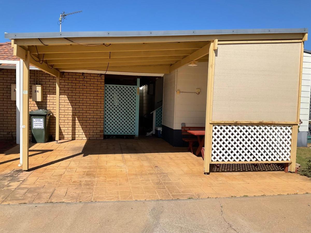 Leander Reef Holiday Park Hotel Port Denison Exterior photo