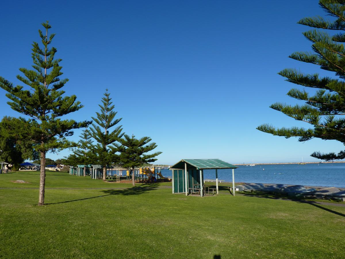 Leander Reef Holiday Park Hotel Port Denison Exterior photo